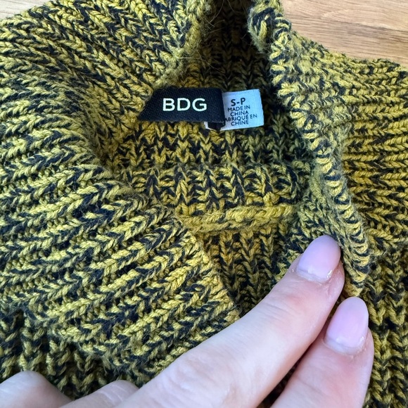 BDG Olive Mock Turtleneck Oversized Sweater size small - Picture 2 of 9